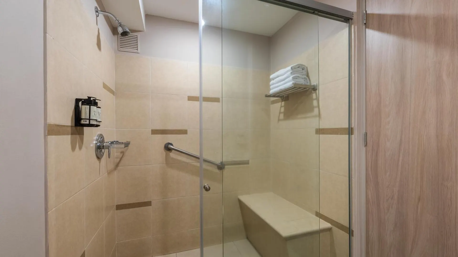 Estelar Apartamentos Medellín 3*,